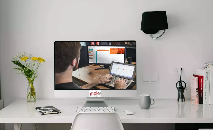 Arbeitsplatz mit Computer für Online-Marketing